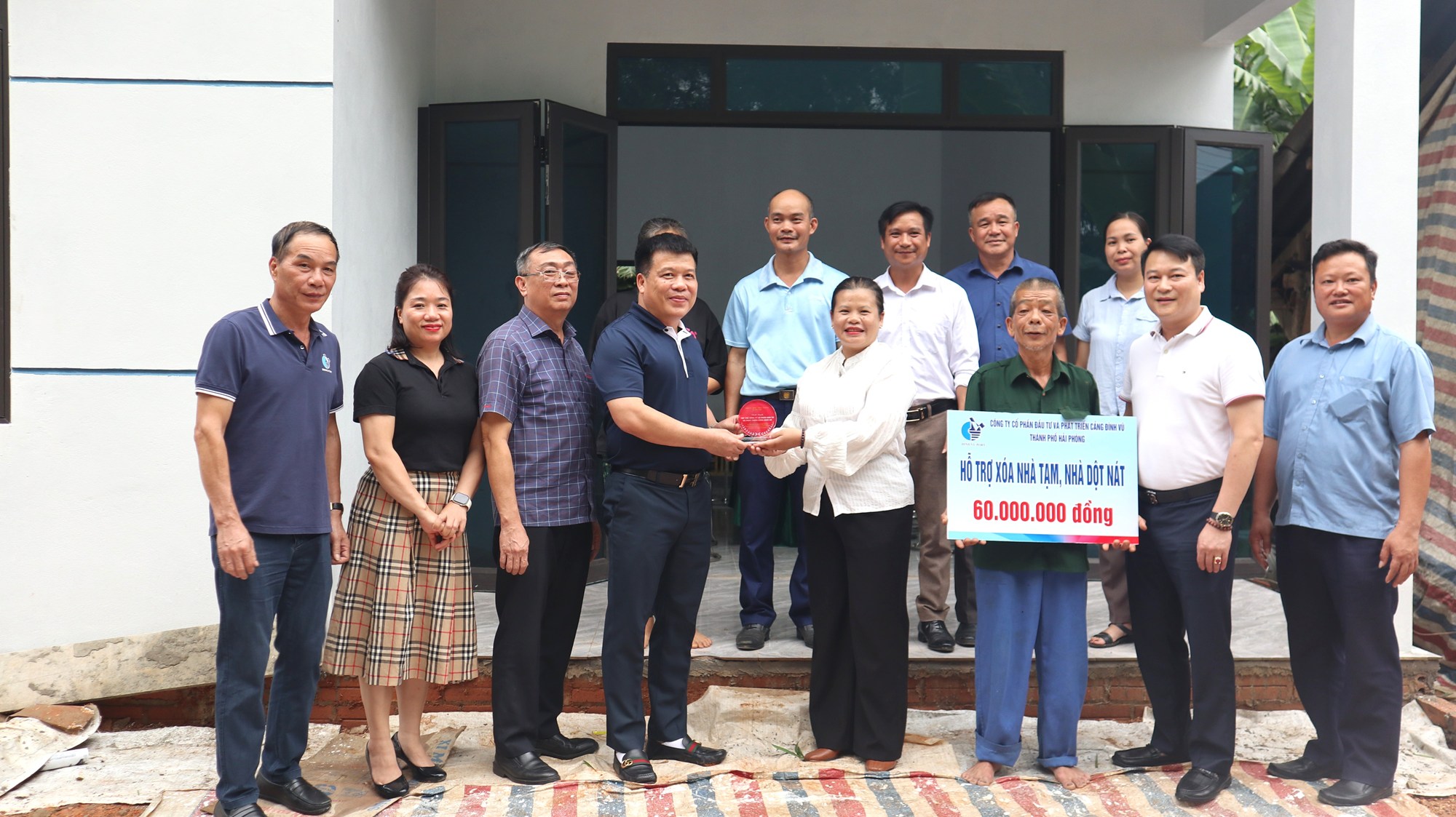 Lãnh đạo xã Hồng Việt tặng kỷ niệm chương cho đoàn công tác